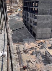 ایمنی اجرا در کارگاه ساختمانی و سازه های بتنی نصب توری نجات در کارگاه سروقامتان شیراز(اجرای اسکلت توسط مجموعه گرین وافل)