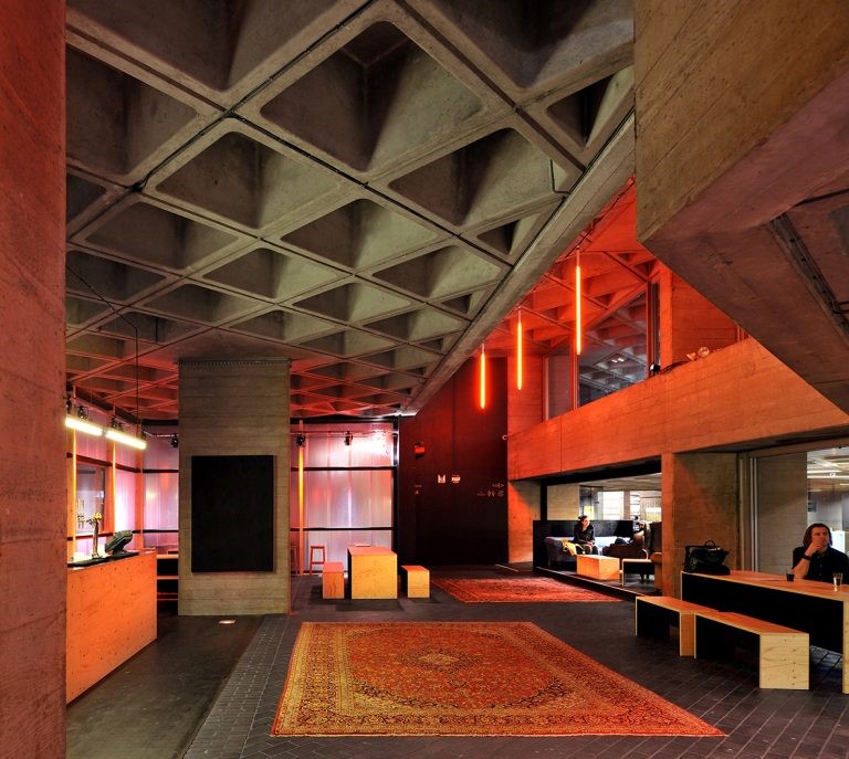 مهمترین سازه ای که با سقف وافل ساخته شده است